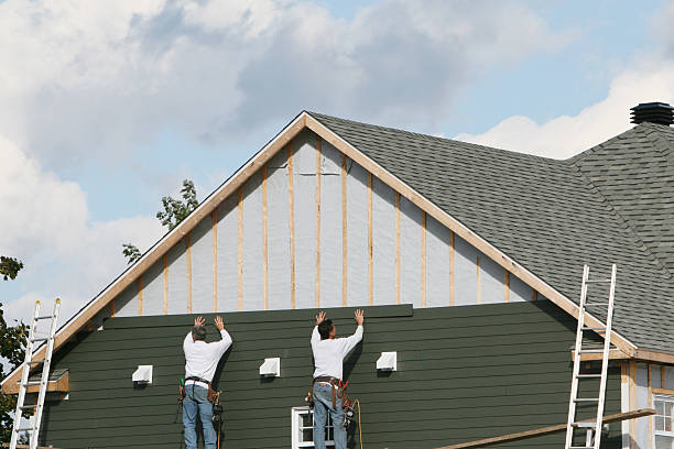 Professional Vinyl Siding technician working in Roseville, MN